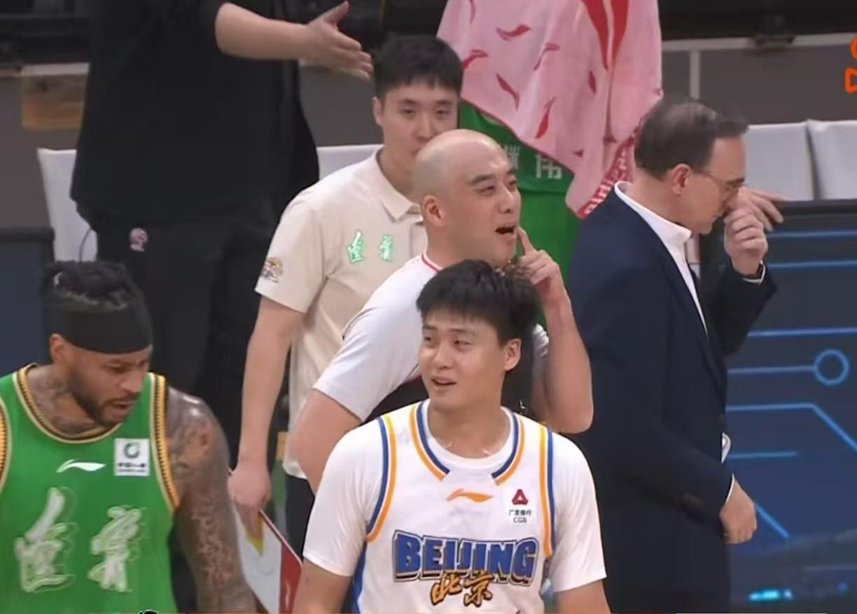 赵睿打爆辽宁后场这一战，被部分广东球迷直接捧成“宇宙级后卫”了，还顺带踩辽宁没人