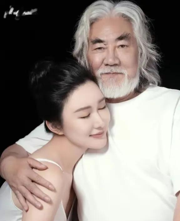 72岁张纪中大叔又要当爸爸了，大家是不是羡慕嫉妒恨啊！羡慕的是，人家72岁啦，这