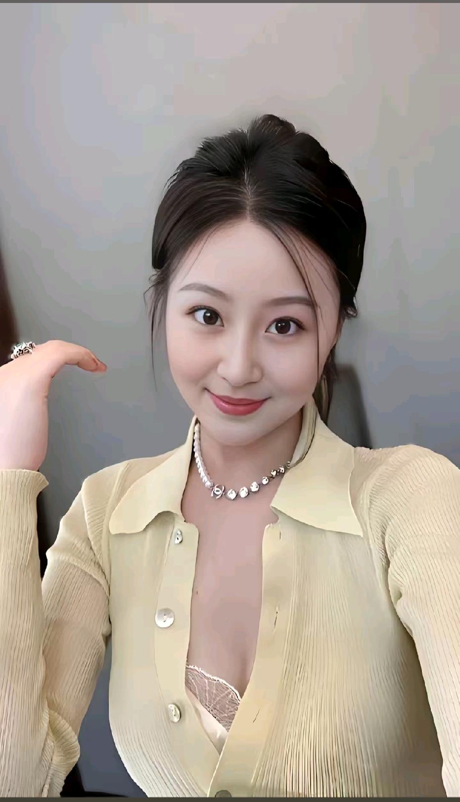 优雅气质穿搭，珍珠项链点缀，甜美微笑，尽显女性魅力！💖✨