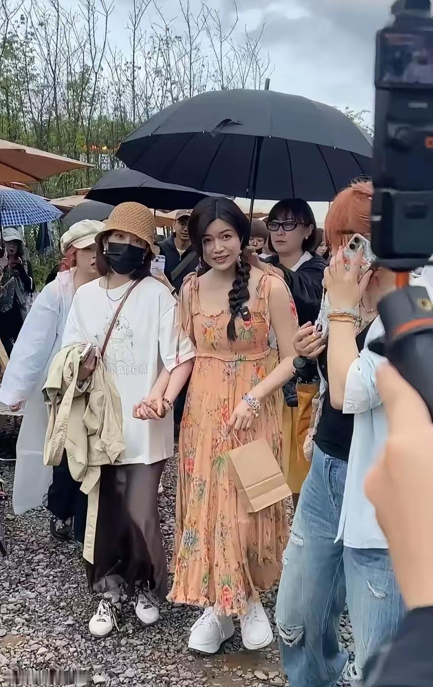 在北京市偶遇陈妍希
她怎么大变模样了，看着身材怪别扭的，有没有160斤左右
想当