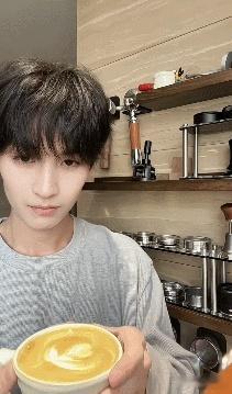 温柔如拿铁般暖心，细节里藏着绅士感，治愈笑容像咖啡醇香漫开，贴心又好嗑，已经狠狠