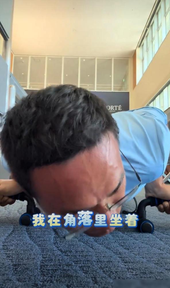 中国一名身高1米85，快50岁的退役军人在日本机场候机等待回国前，在角落里做俯卧