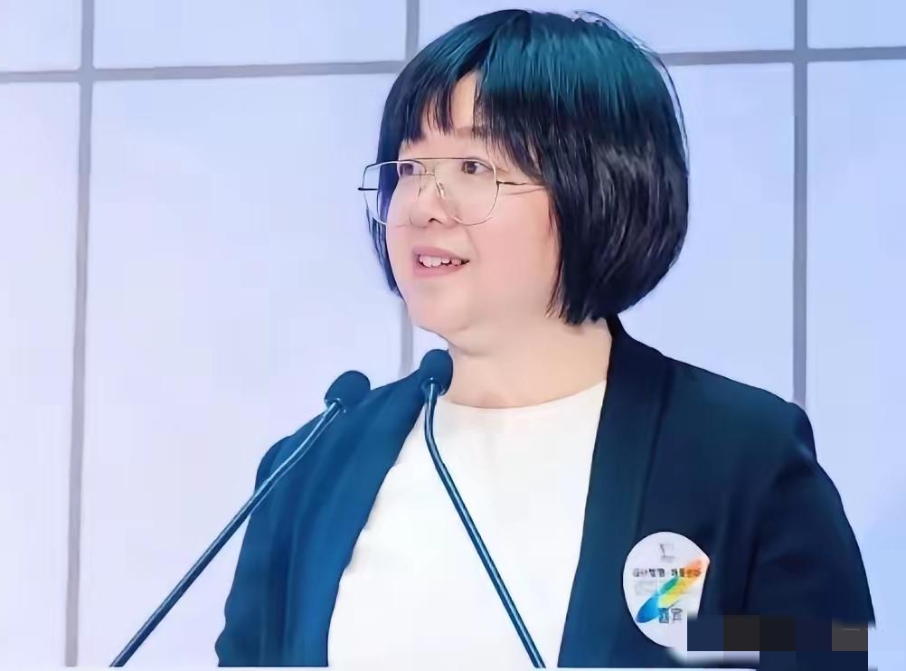 清华美院持续翻车！院长“只讲大道理、绝不直面争议”，真正的问题根本没人敢碰
 