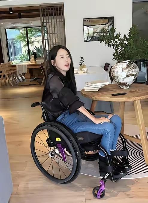 多年前，女教师曹曾敏将年少的穷学生拉出泥潭，14年后她瘫痪被丈夫抛弃，学生顶着压