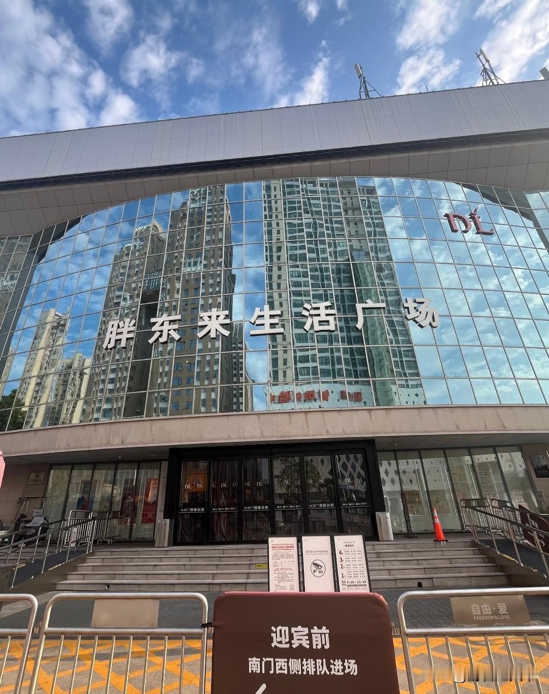 生活广场店胖东来走了之后，估计找不到接手的。
看上去胖东来生活广场店生意兴隆，年