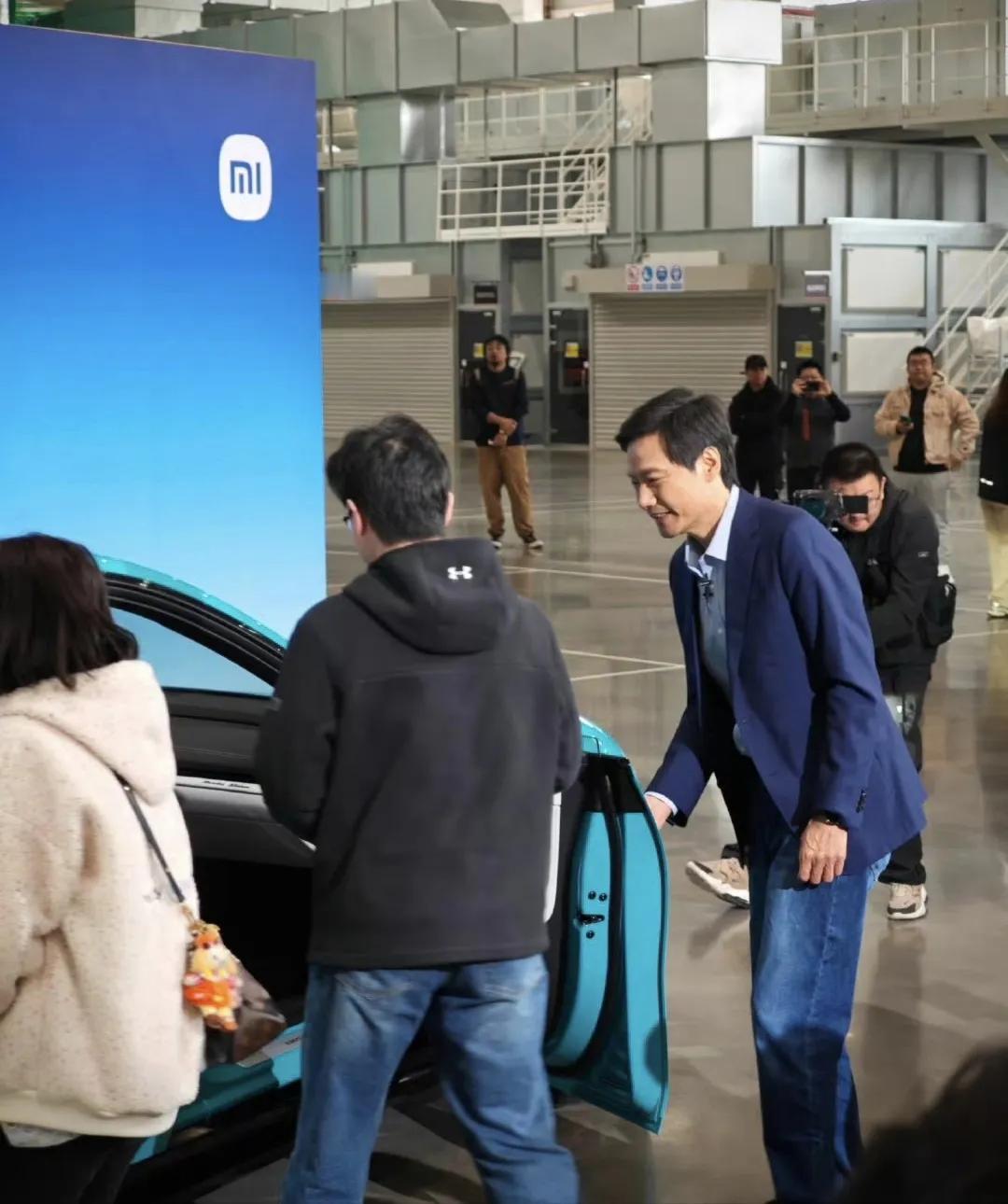 深夜再次传来关于小米汽车炸裂性新消息，日本学者称这是汽车界的iphone时刻！特