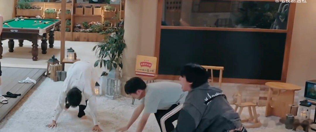 王鹤棣的情绪被大家稳稳接住我们的宿舍棣棣在好六团的快乐感染力太强了，从emo到疯