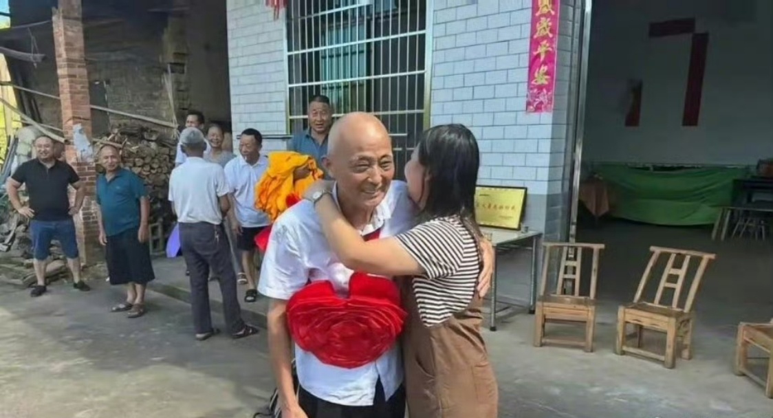 湖南一女子开车掉到池塘，一71岁大爷将女子救起，女子到老大爷家里道谢时发现大爷家