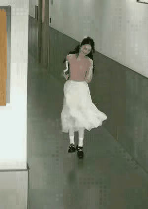 教室外是自己，教室内是老师！[赞]