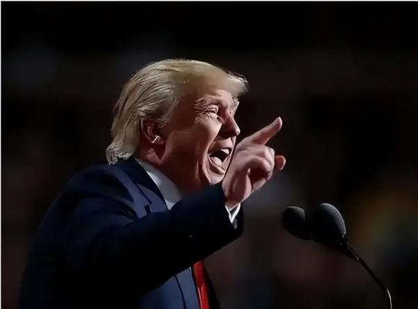 有几个误解：
一、特朗普输了美伊战争。
二、特朗普到中国访问时收敛嘴炮和锋芒，称