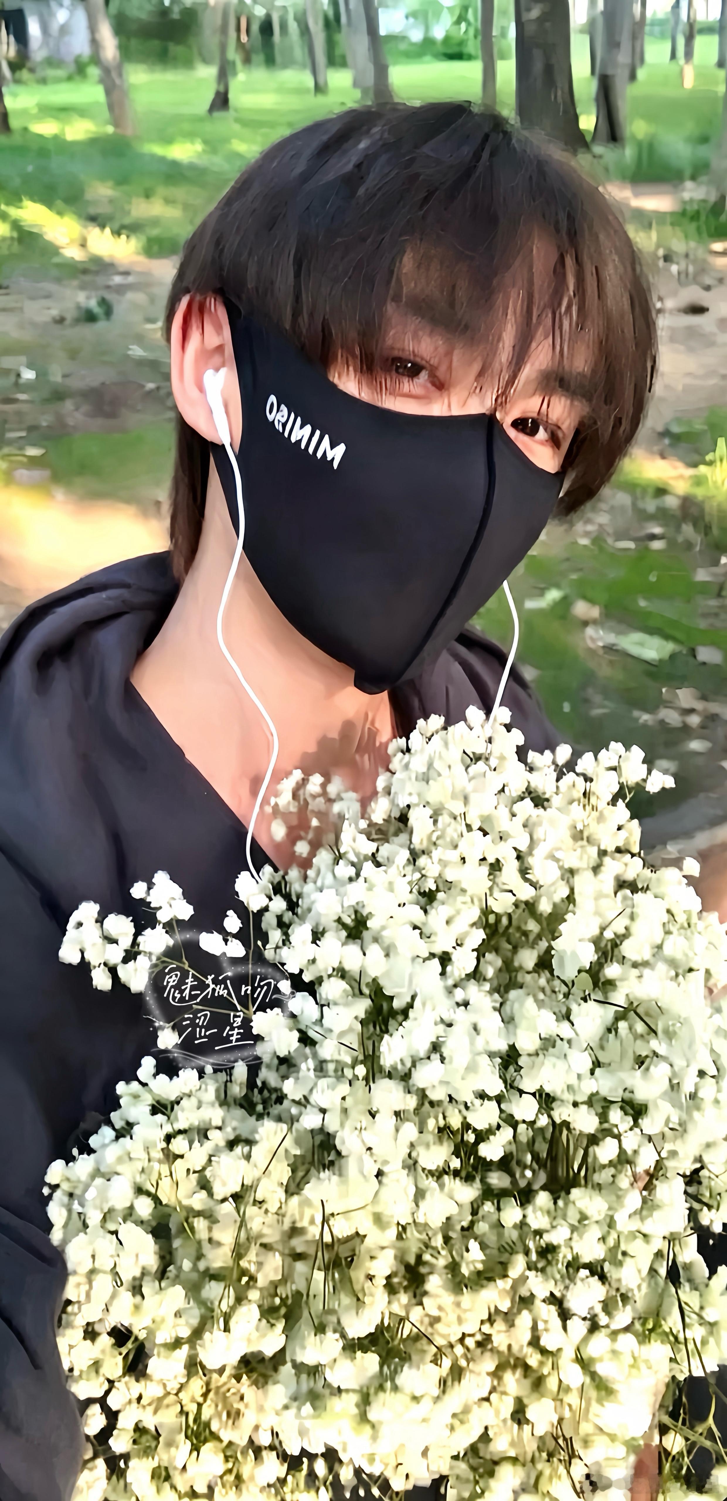 手棒满天星温柔少年，细碎美好都藏在这帧画里！丁程鑫[超话]  ♥️青年演员丁程鑫