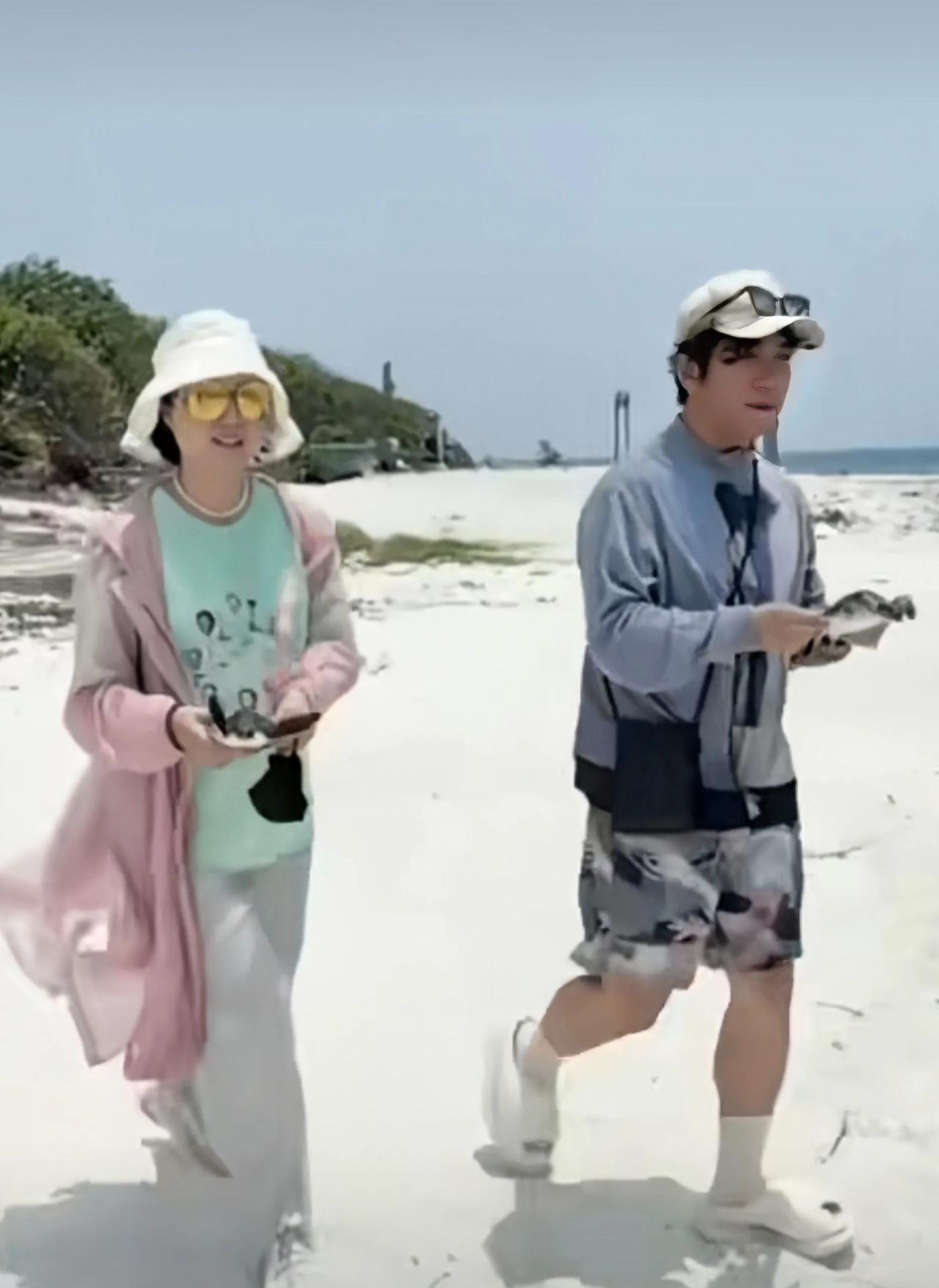 白雪和胡海泉一起到海边放生小海龟，真是人美心善啊！两位优秀的歌手，生活中是非常好