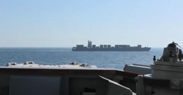 伊朗好猛：派货船冲向美军封锁线，美舰上当了！特朗普火冒三丈！
2026年4月19