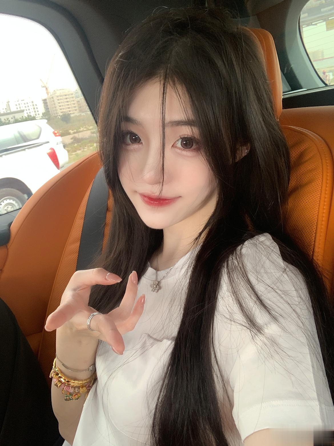 今天收藏了一句话：“爱应该是让人变的温柔与勇敢 而不是让人时常感到委屈或妥协.”