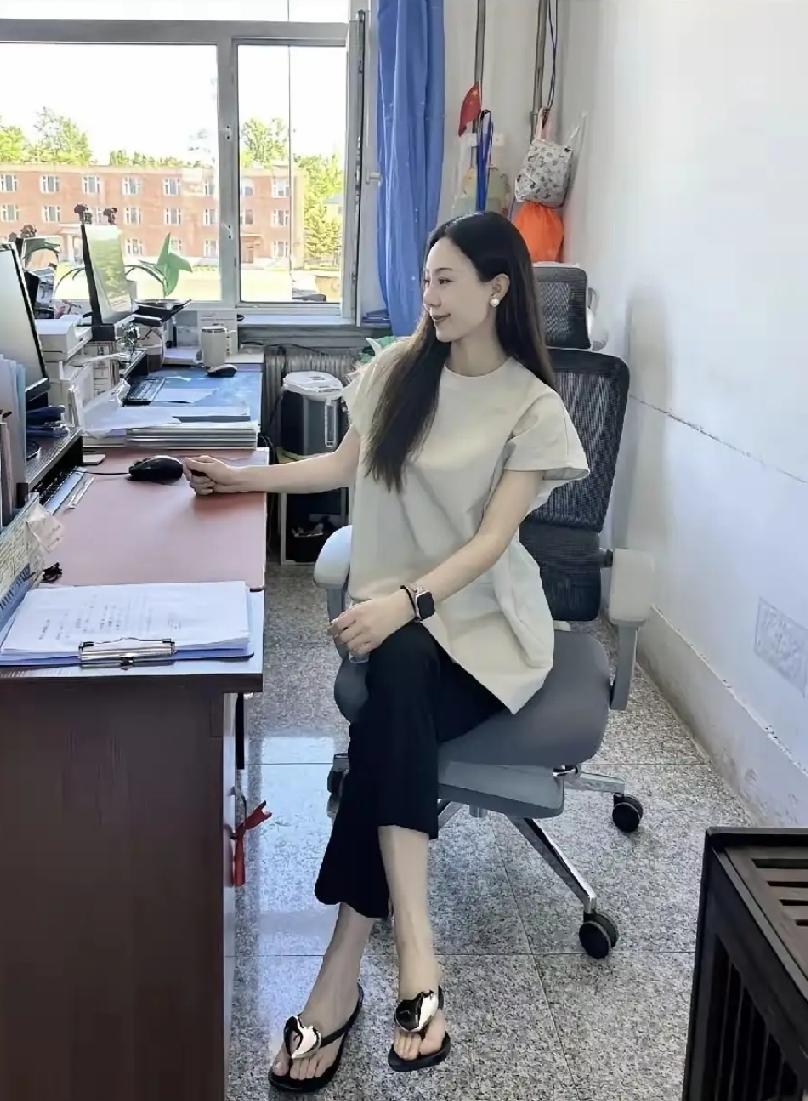 就这美女的坐姿，你觉得她是像个认真干活的人吗？