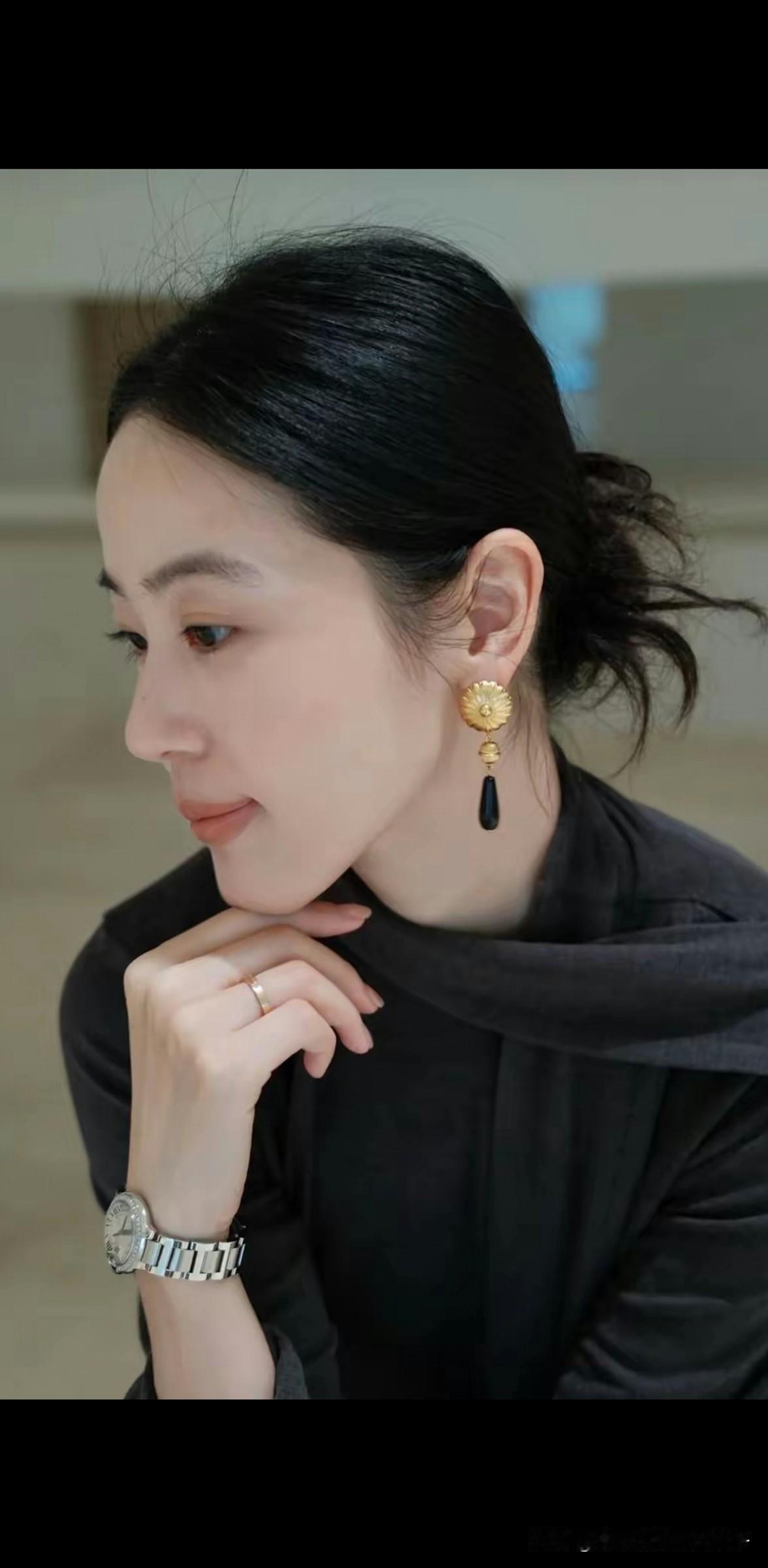 丸子头发鬓真的超有氛围感！打理起来快捷早上上班时间紧，丸子发鬓节省不少时间