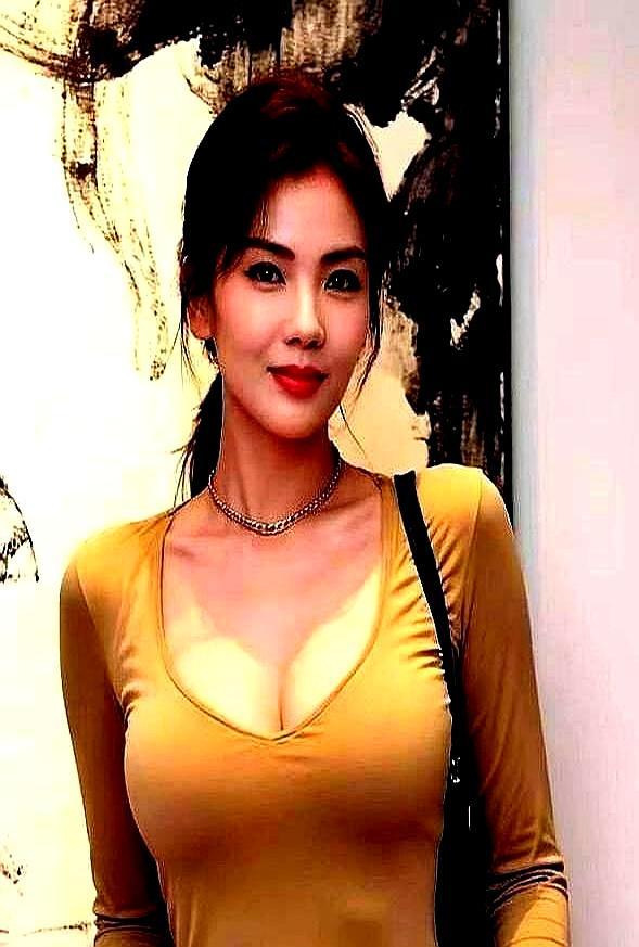 4个亿的债，丈夫整夜吞安眠药，刚出月子的她扭头就进了剧组。
 
一年接18部戏，