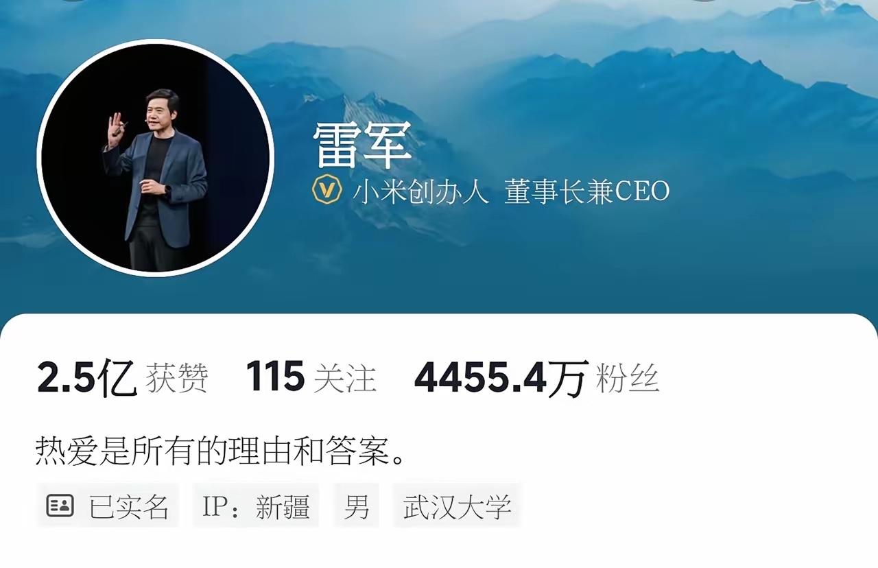 丈夫钓鱼，妻子在旁喋喋不休：“那么锋利的钩子，小鱼该有多疼啊？”
丈夫：“他要学