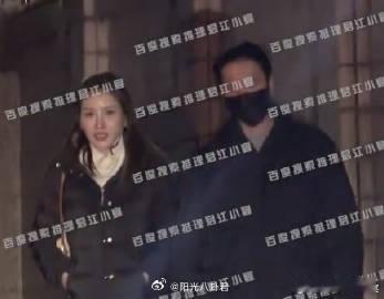 冯绍峰和新女友撒狗粮，十指紧扣压马路。第二张照片差点看成是JC，真像！ 