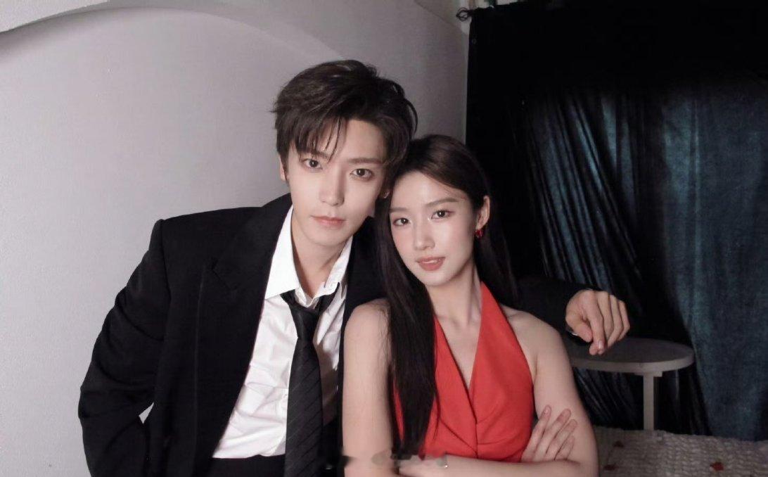 侯明昊跟卢昱晓的两人合照来了，这两位是真的营业多多啊，剧都还没怎么样，营业就很多