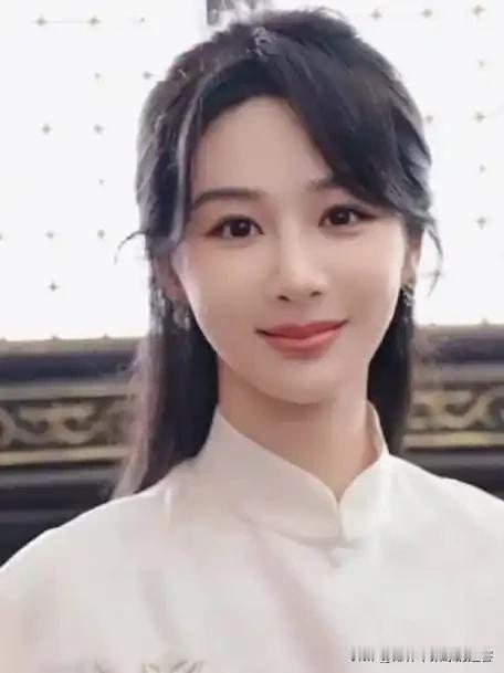 32岁的杨紫再度出发，这次是与新剧《玉兰花开君再来》的正式官宣，这部剧改编自上海