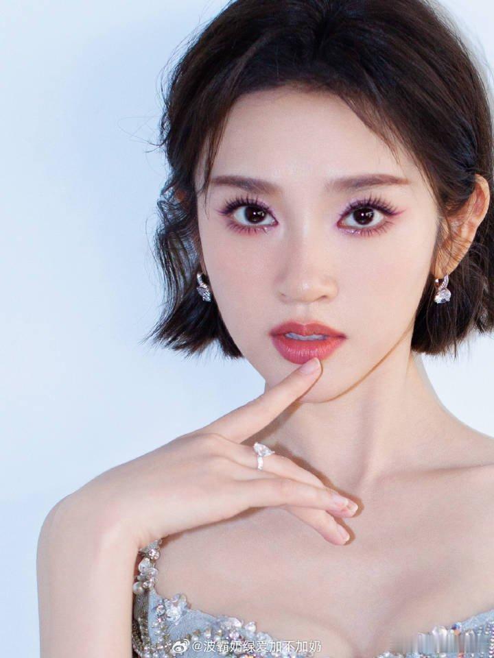 颜值与气质完美契合，唐艺昕舞台状态绝佳，每一帧都是视觉享受🎤不管是谁不要从唐艺