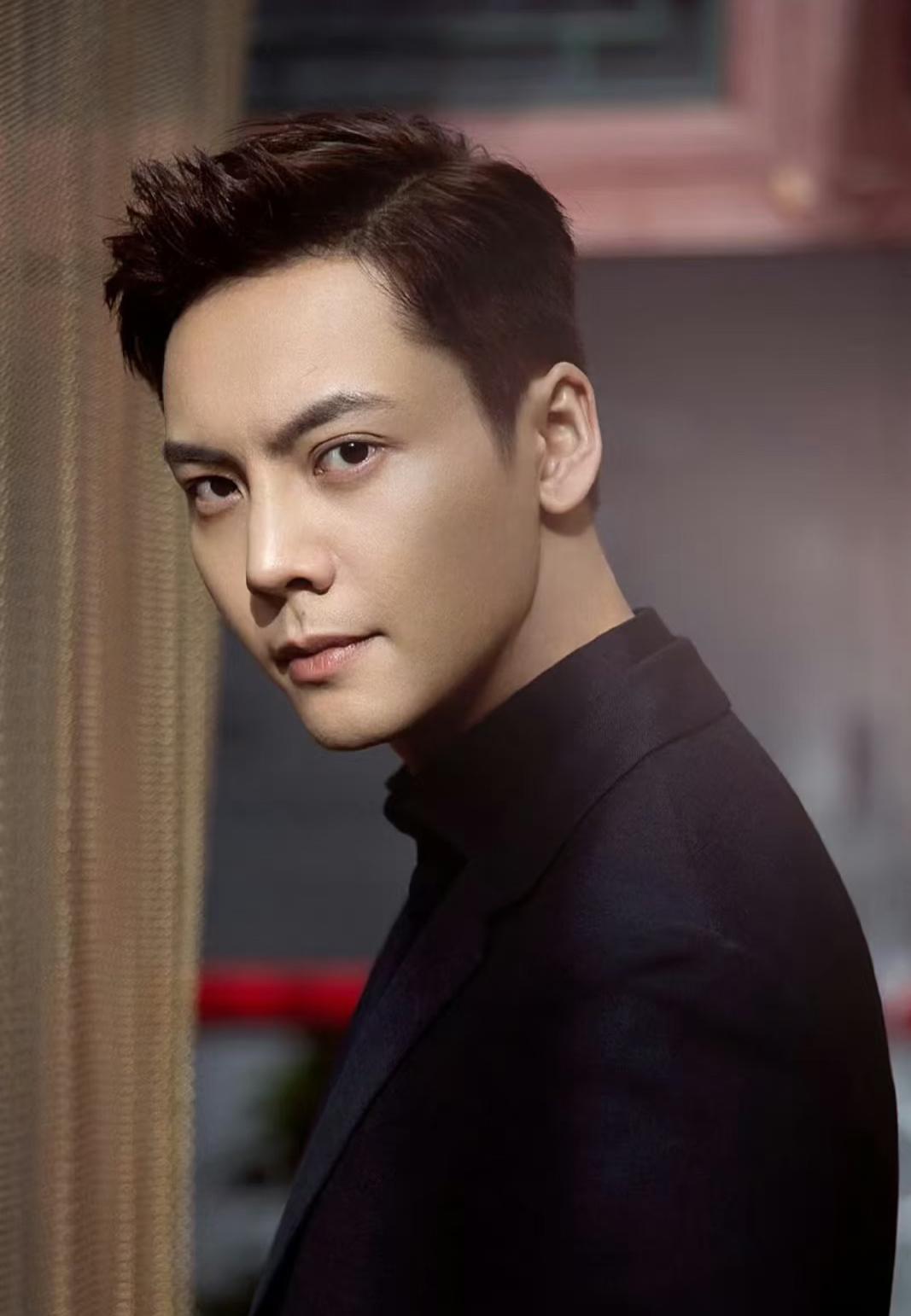 直到看了陈伟霆的采访，

我才知道，

原来他之所以来内地发展，是因为任达华一句