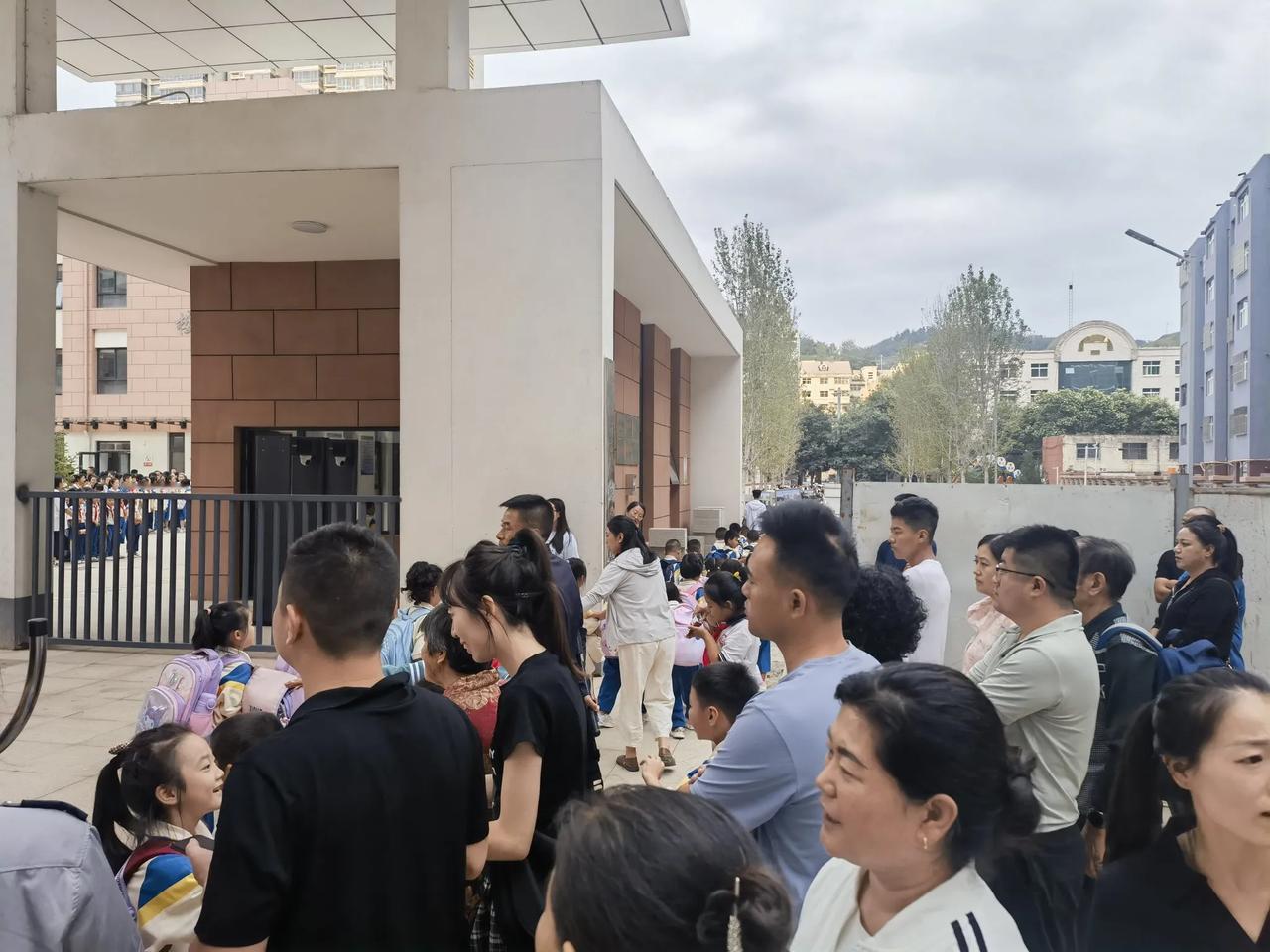 校园诗歌—四首

《开学季，坚守与前行》
 文/洛河之星
开学了，熟悉的校门再度