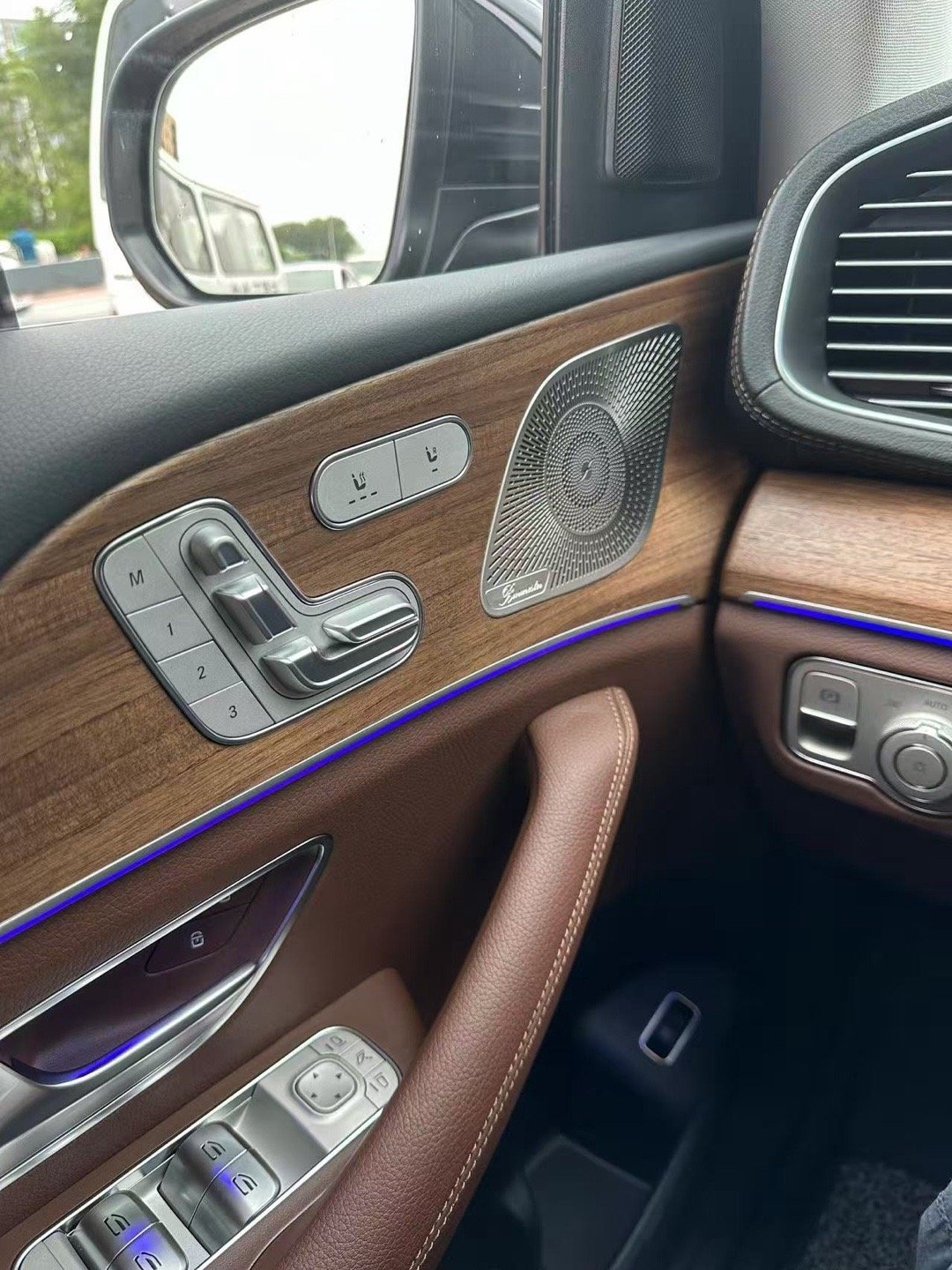 奔驰GLE 450 🚘✅优点：1. 双12.3英寸高清显示屏将科技感与经典设计