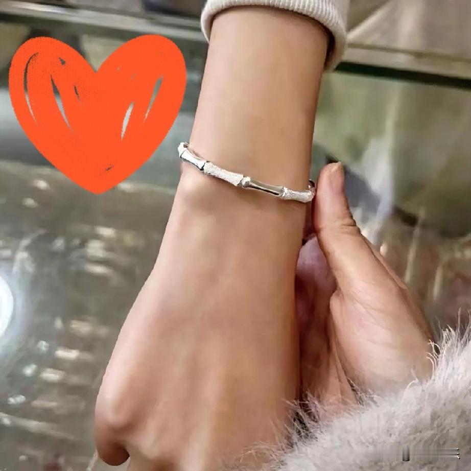  这年头连银镯子都快成奢侈品了，
这两天银价直接把我整懵圈了。

1月26日刚发