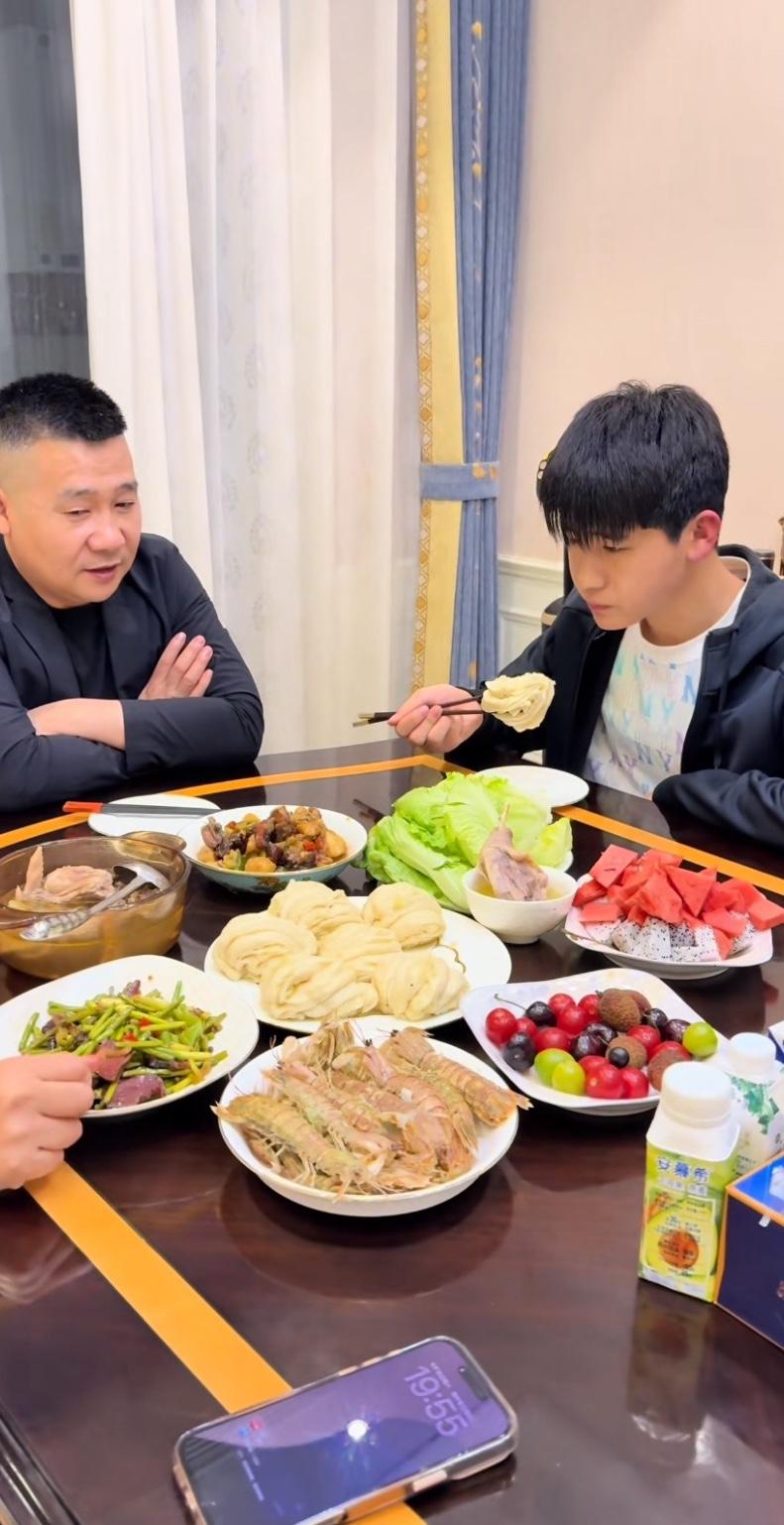 江苏沛县徐公子，正在吃晚餐，这是徐正海董事长今天亲自下厨为儿子做的，朴实无华啊！