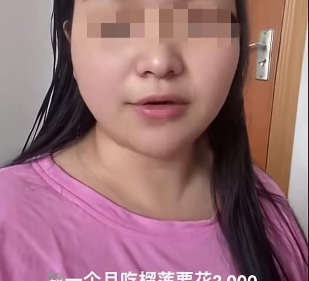 电焊工老公月入六七千，老婆每月花两千买榴莲，吵到最后工资不上交了。
妻子觉得委屈