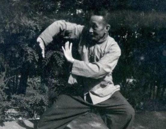 1941年，许世友来到山东要和一名武林高手比试，这名武林高手出身不凡，并且现场展