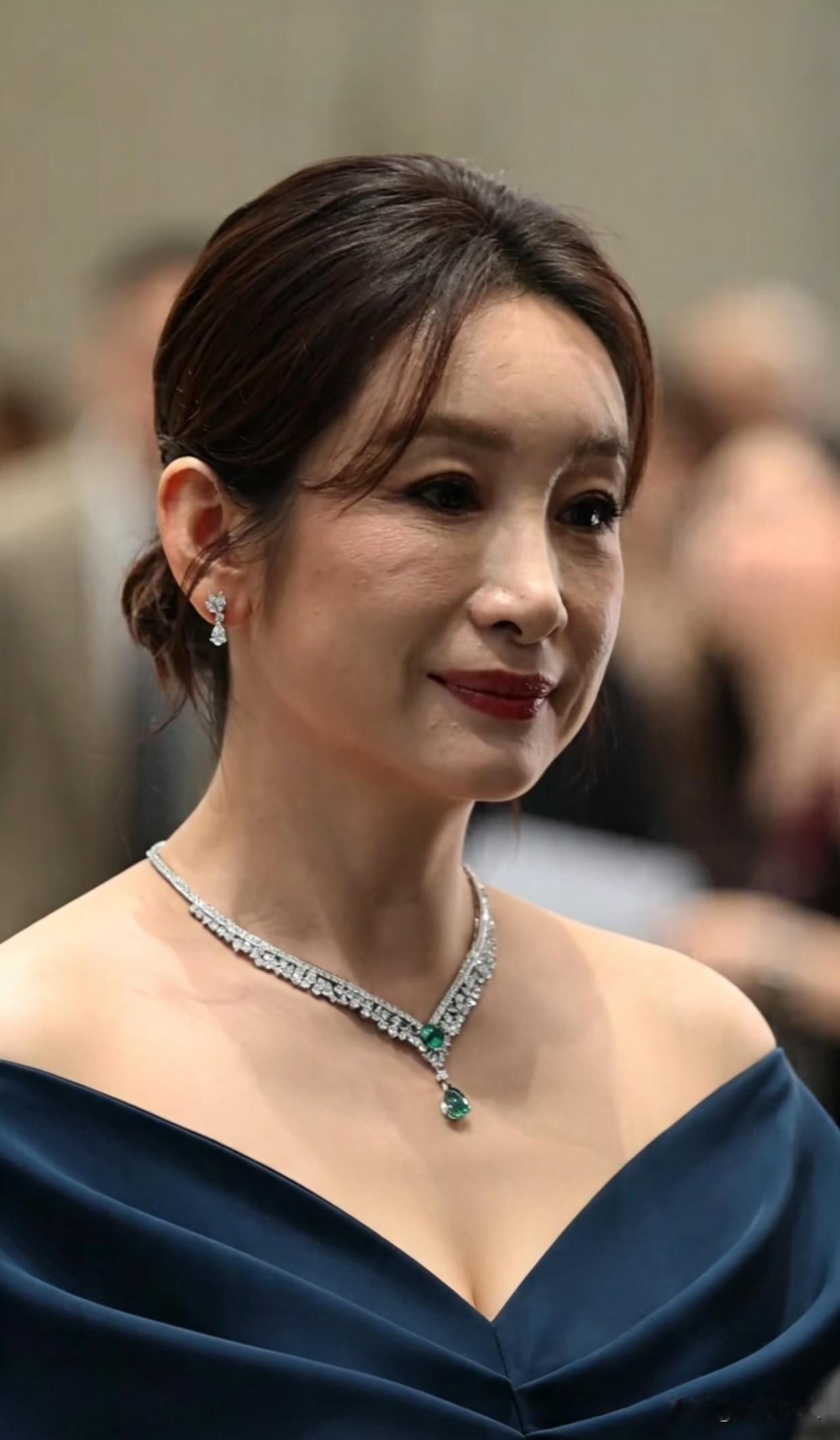 四十几岁秦海璐深蓝露肩生图状态！

一身深海蓝缎面露肩长裙简约高级，低V一字肩剪
