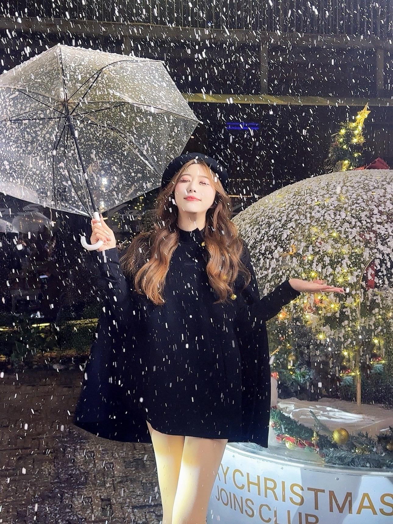 对着雪人念准备好的情话。