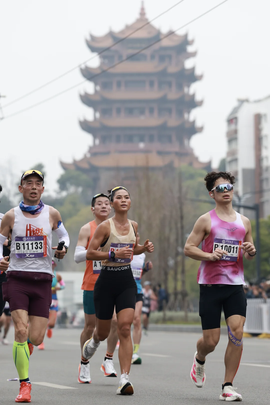 用跑步的方式跟黄鹤楼合照咯