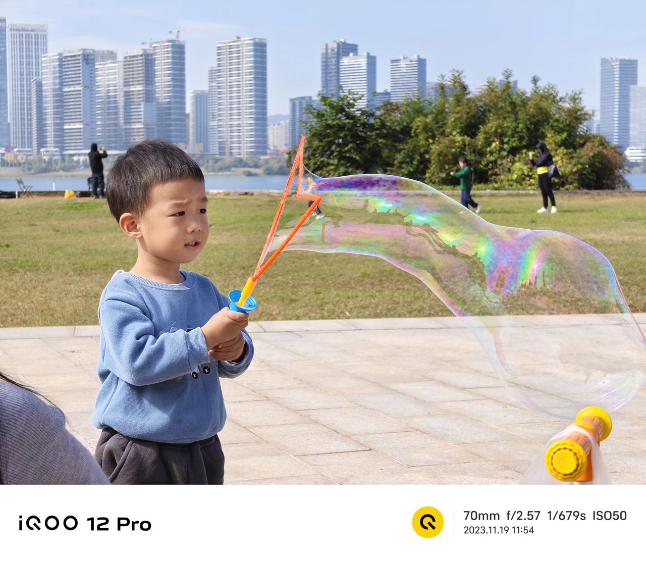 今天长沙的天气真好，随手拍了几张，iQOO 12 Pro直出，我从来没想到游戏手