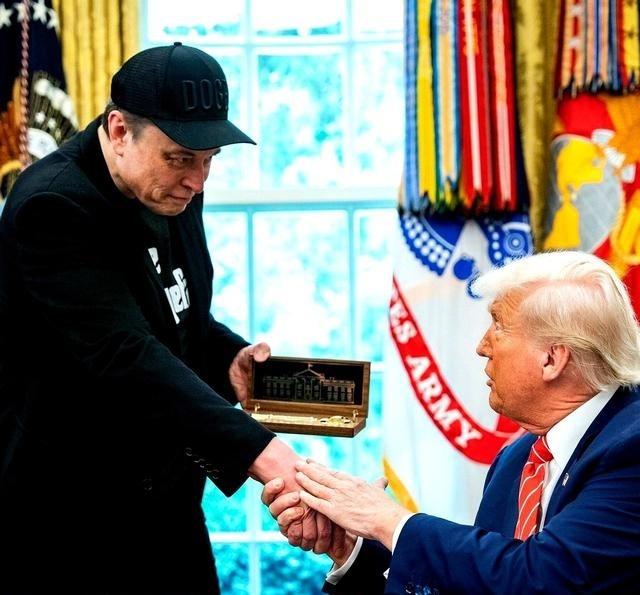 马斯克摊牌了。地球上最有钱的那个男人，直接站队了，说要是让另一帮人赢了，美国就得