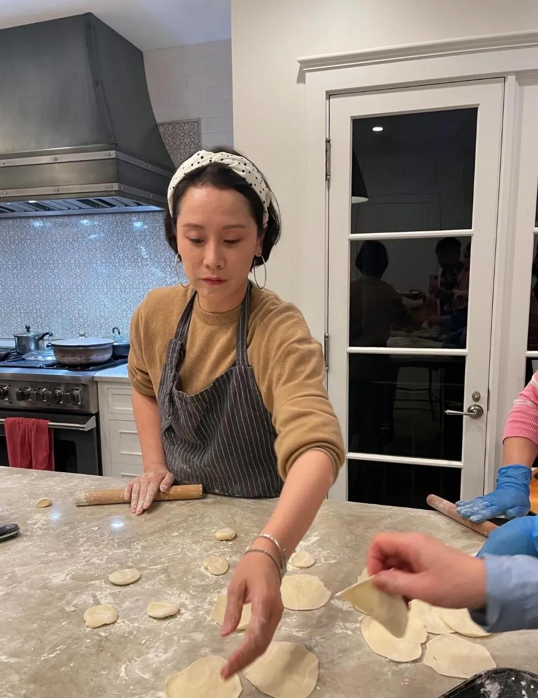 ✨ 47岁海清豪宅包饺子宴客，状态好到发光！✨
 
她穿着居家服，系着围裙擀饺子