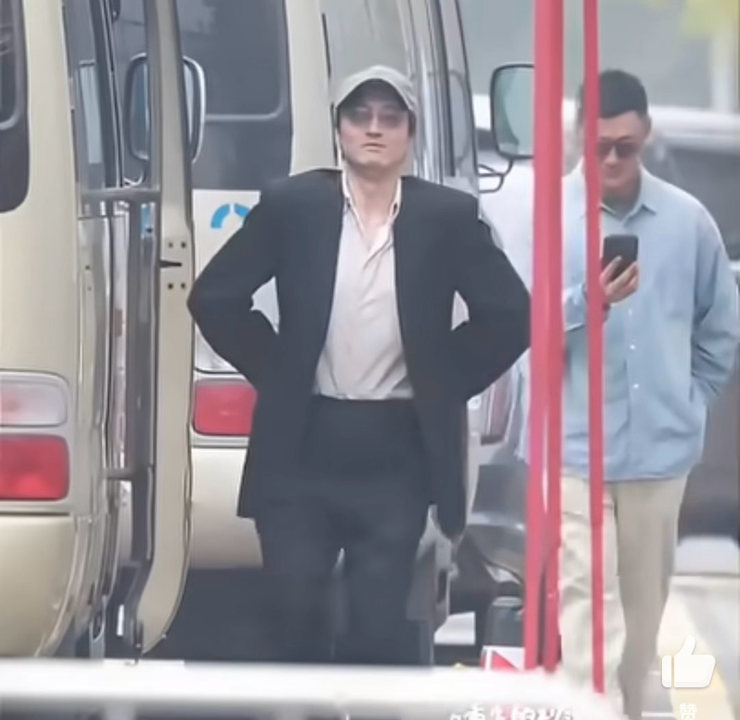 这个画面组合真的绝了，一边是 AI “迷你传君”，一边是主题曲 MV 动作，笑点