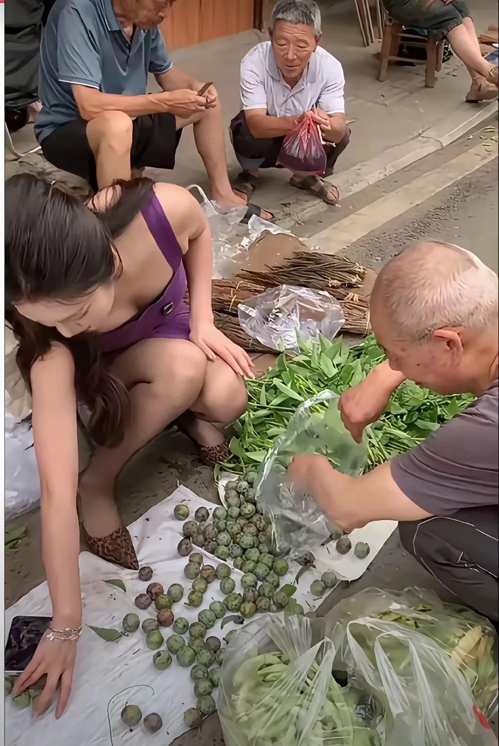 这个大爷买菜时喜欢挑三拣四。老一辈人买菜时，既想要菜便宜一点，还想要菜的品质好一