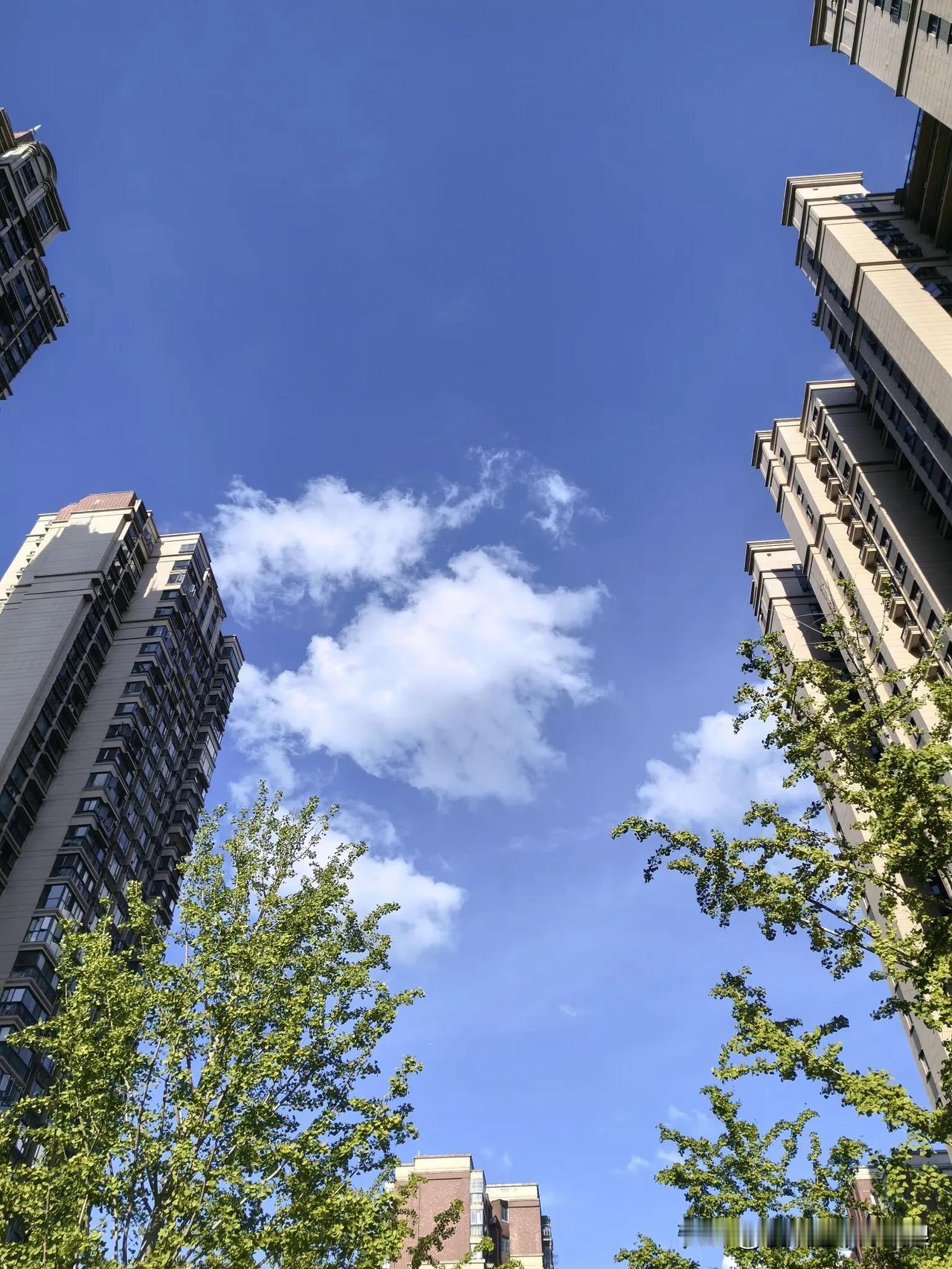 武汉三伏天太热了，我下班回家第一件事就是脱衣服裤子，偏偏另一半回来的第一件事就是