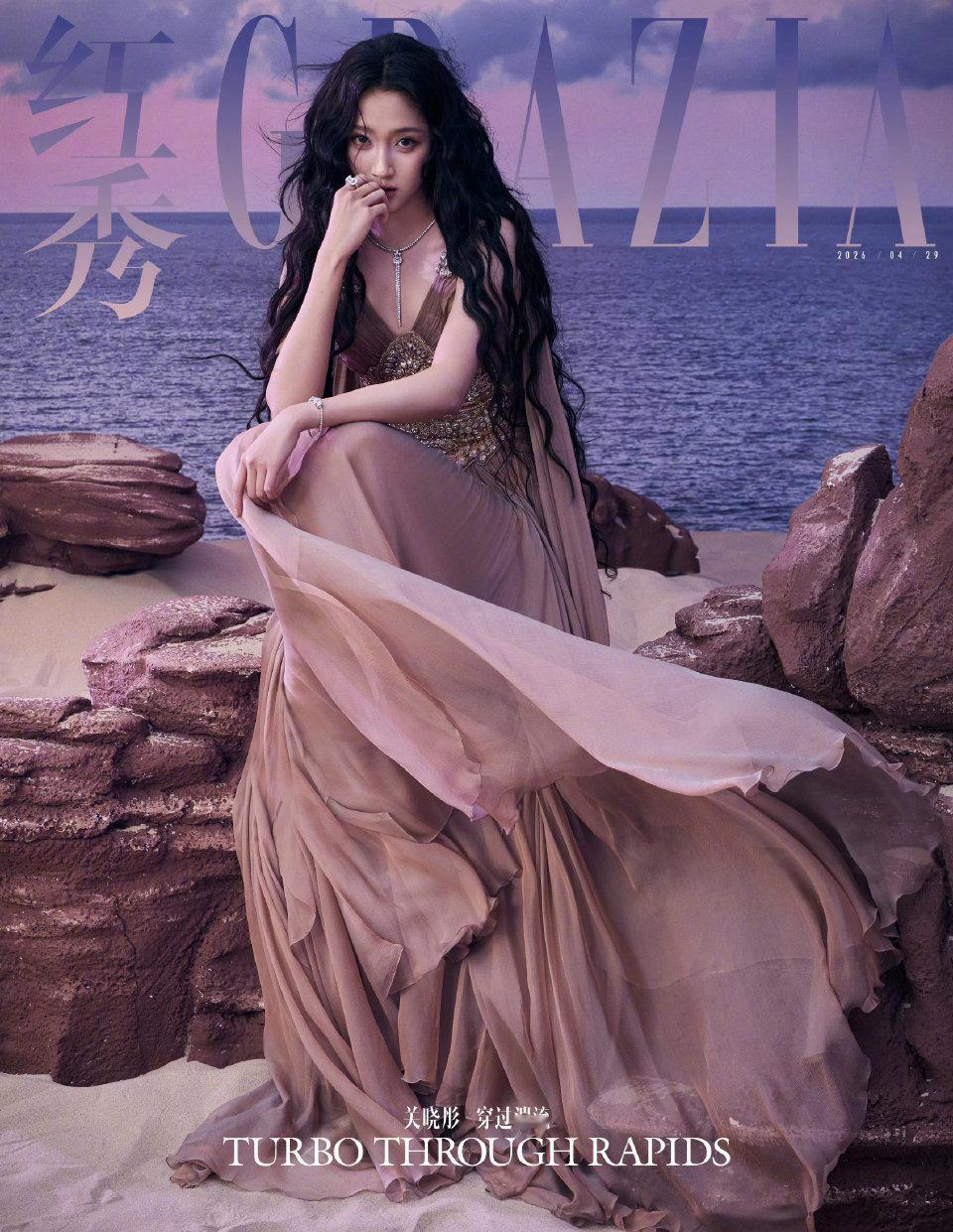 关晓彤出镜红秀四月刊封面，Fred高珠+Omega腕表+ElieSaab高定加持