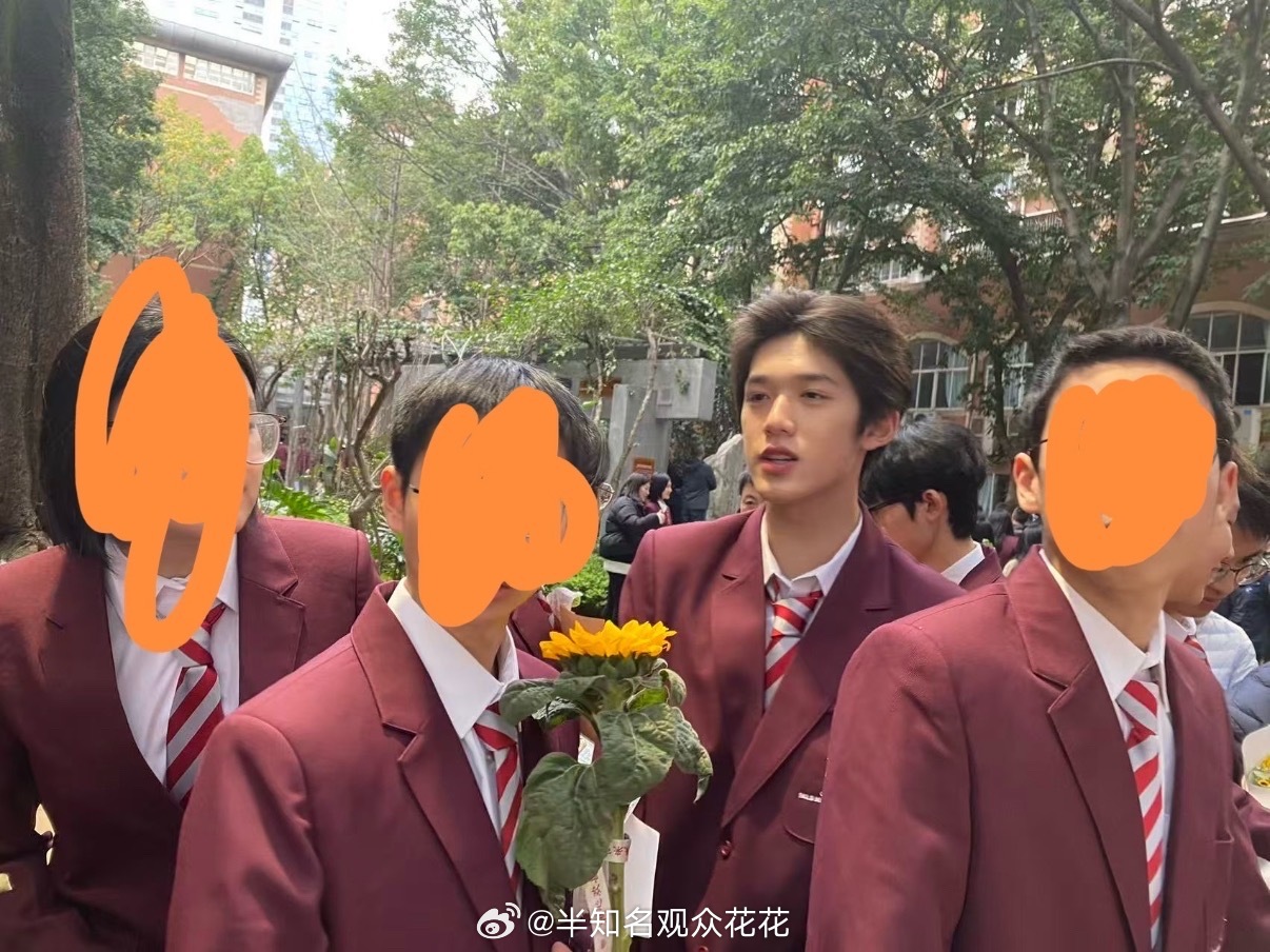 成人礼快乐官俊臣回学校参加成人礼官俊臣参加成人礼路透