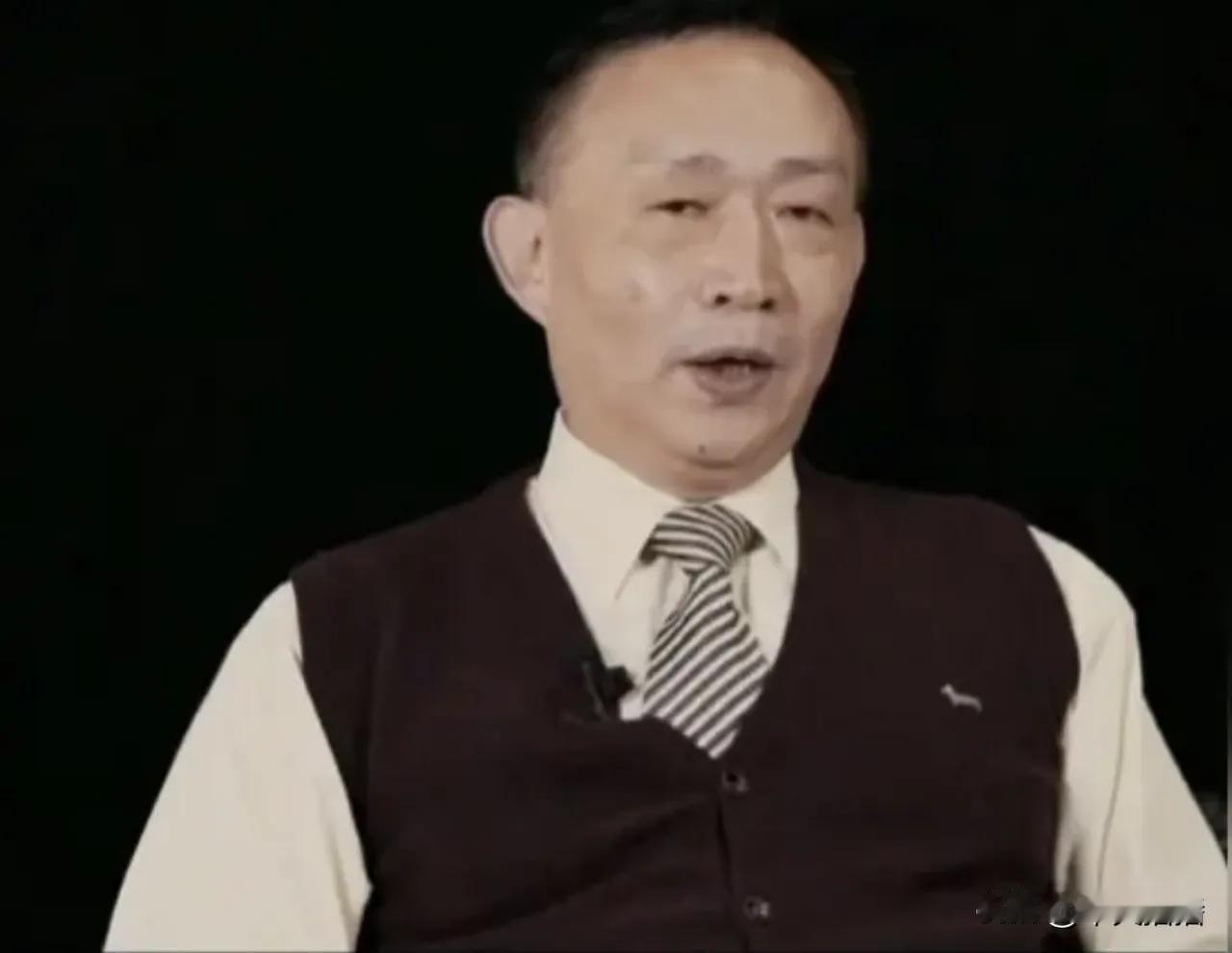 卢麒元曾被一位身居高位的大人物厉声怒斥，对方满腔愤怒地质问他：你非要深究资本流转