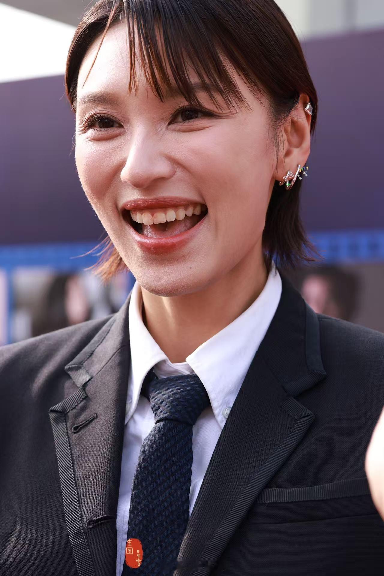 王丹妮电影寒战1994 首映礼出图西装套裙飒爽英姿🖤 