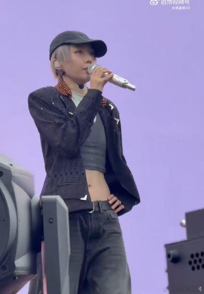 刘雨昕感谢王嘉尔等她彩排 刘雨昕talking谢王嘉尔，感谢他在彩排时的等待，音