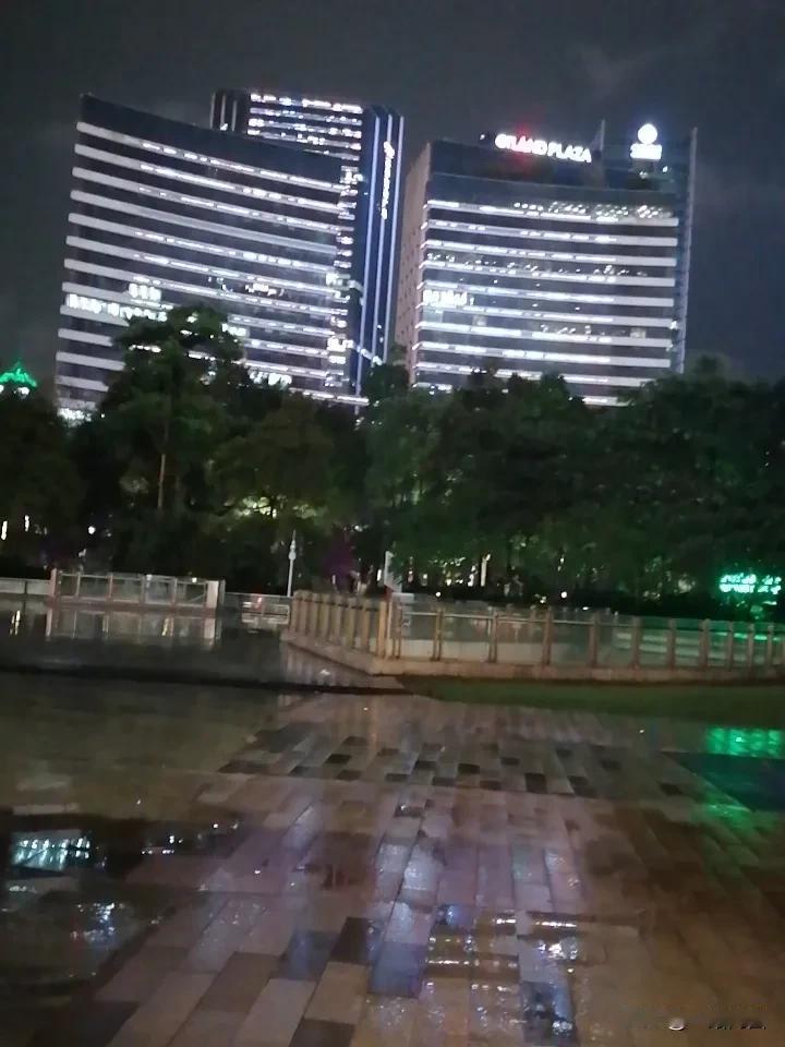 现在的广州,工作有多难找?天黑了，又是下雨天，没有找到工作，只能路宿街头，成年人
