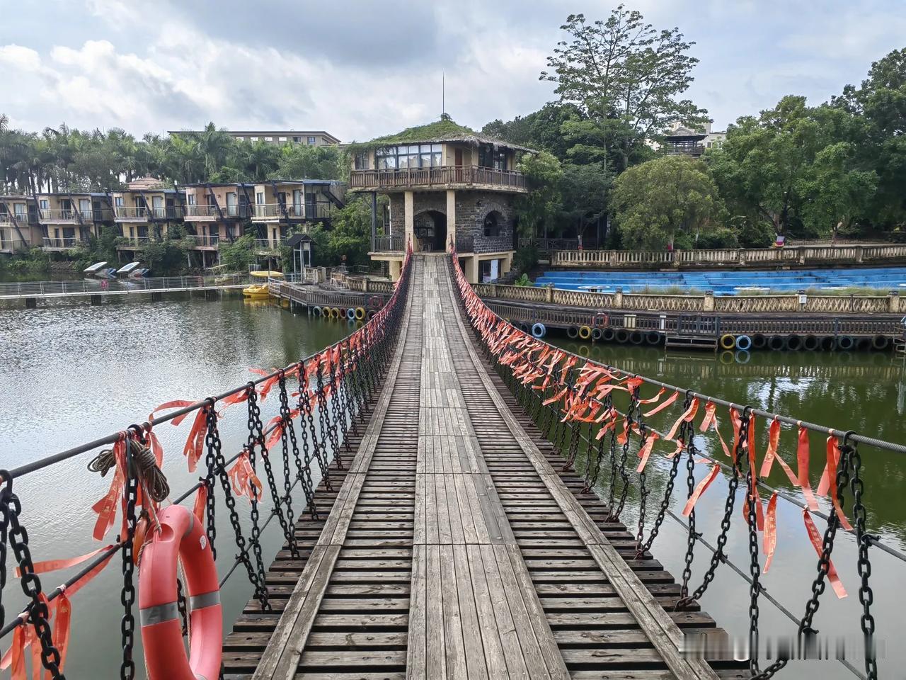 萝岗小镇，昔日湛江旅游胜地，今日游客难觅？
今天是六一儿童节，带小朋友来萝岗小镇