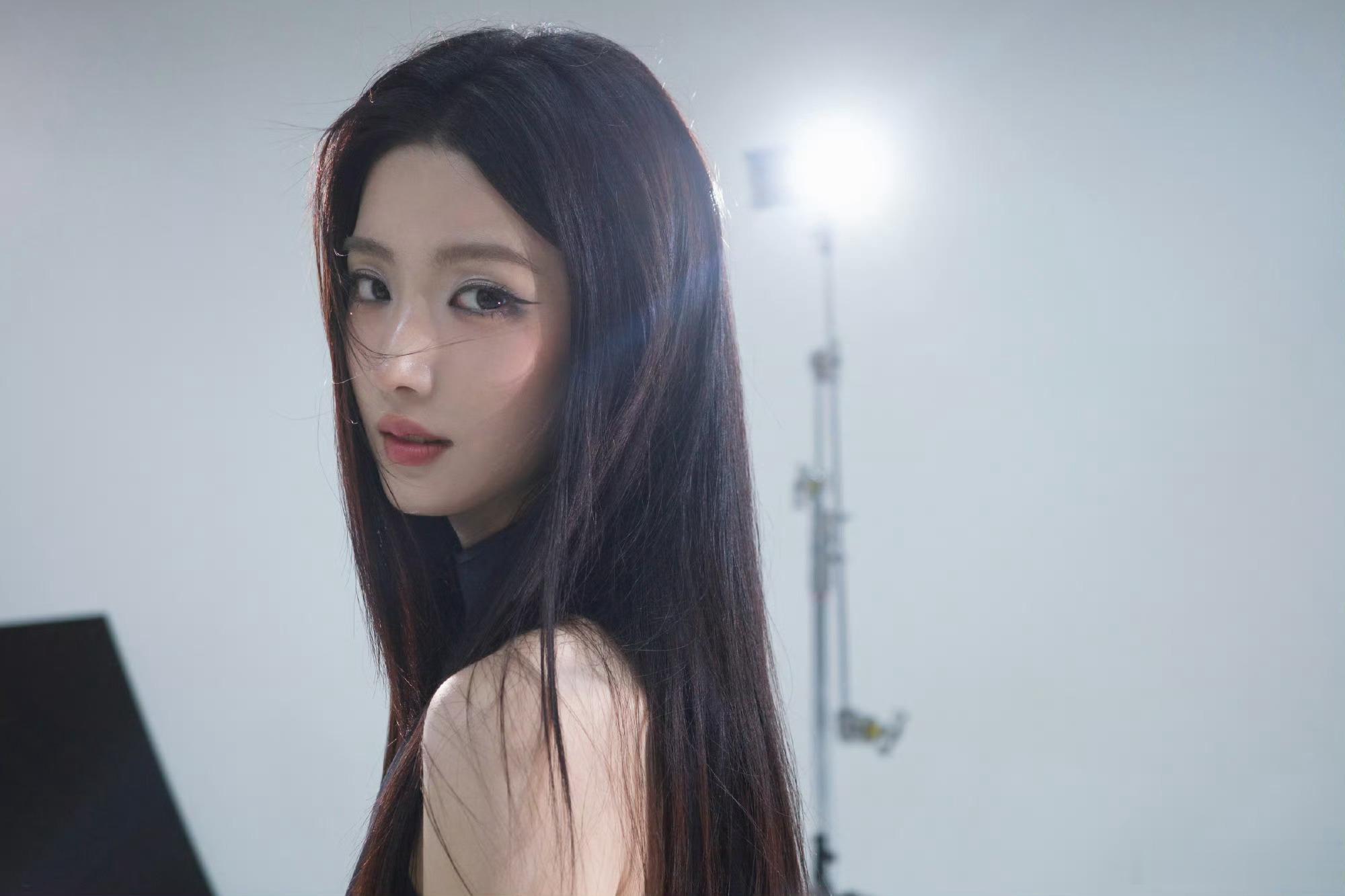 卢昱晓卢昱晓云厘‖卢昱晓折月亮云厘的腿不是腿，塞纳河畔的春水